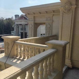 永州 黄金麻别墅外墙干挂雕花配合阳台栏杆花瓶柱