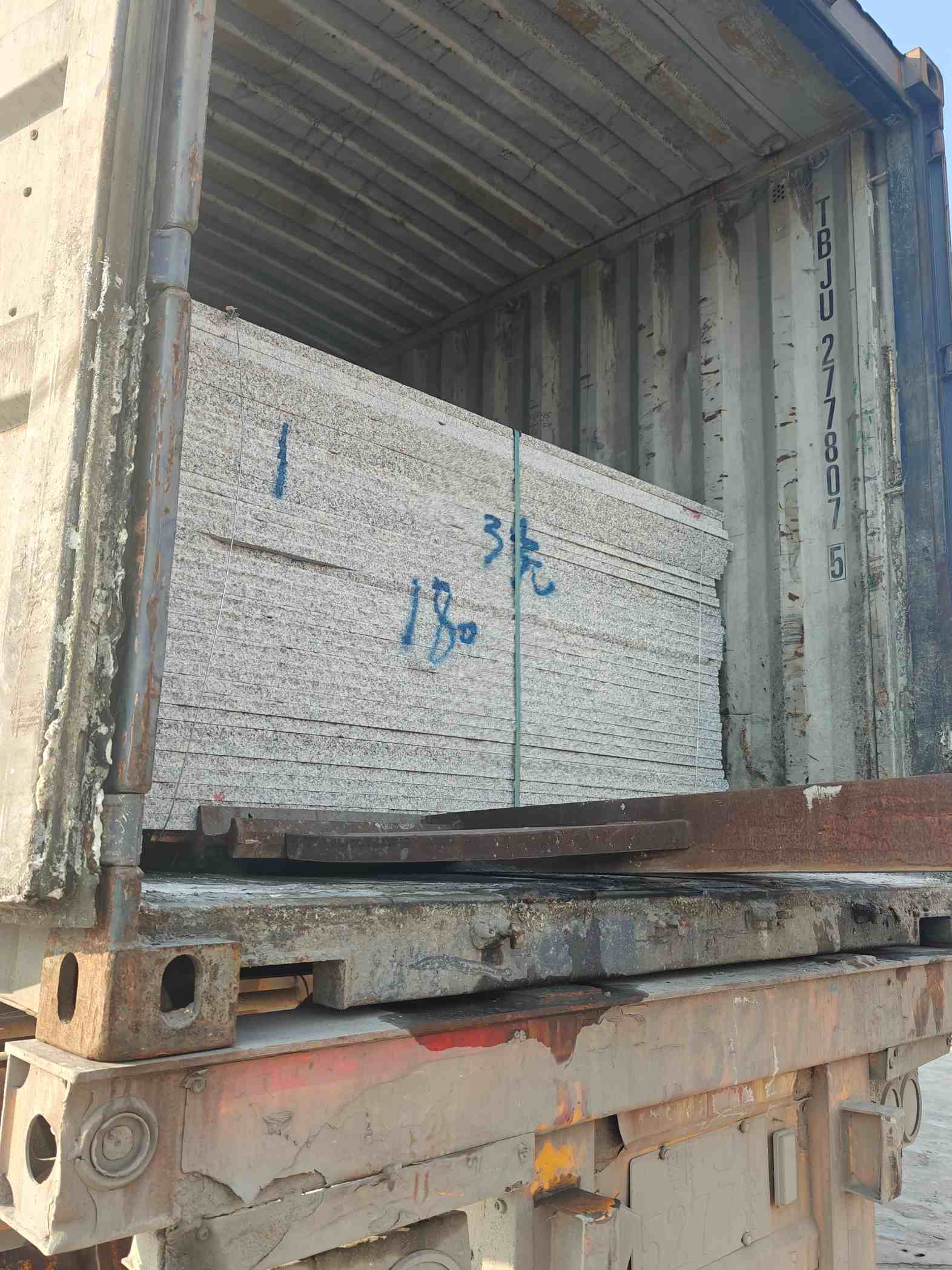 永州 芝麻白花岗岩石材3.0公分光面毛板装柜出货