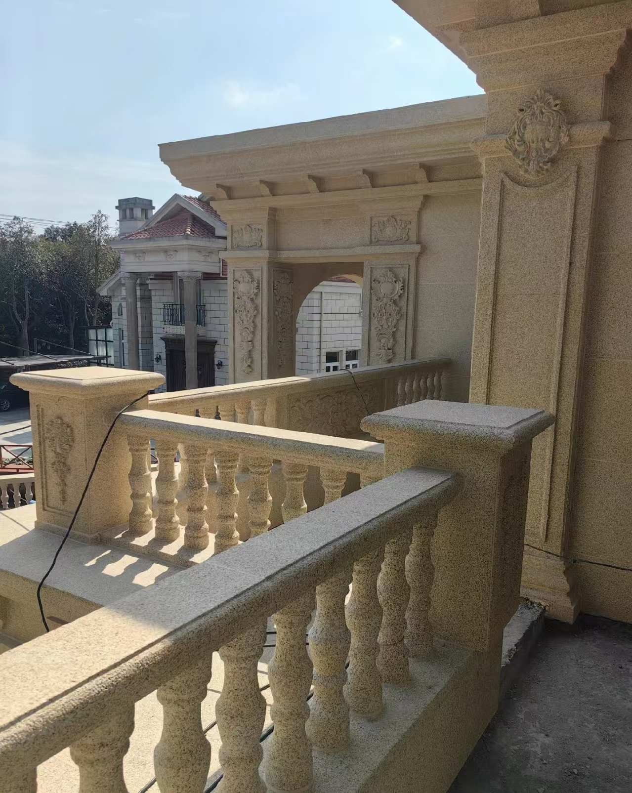 永州 黄金麻别墅外墙干挂雕花配合阳台栏杆花瓶柱