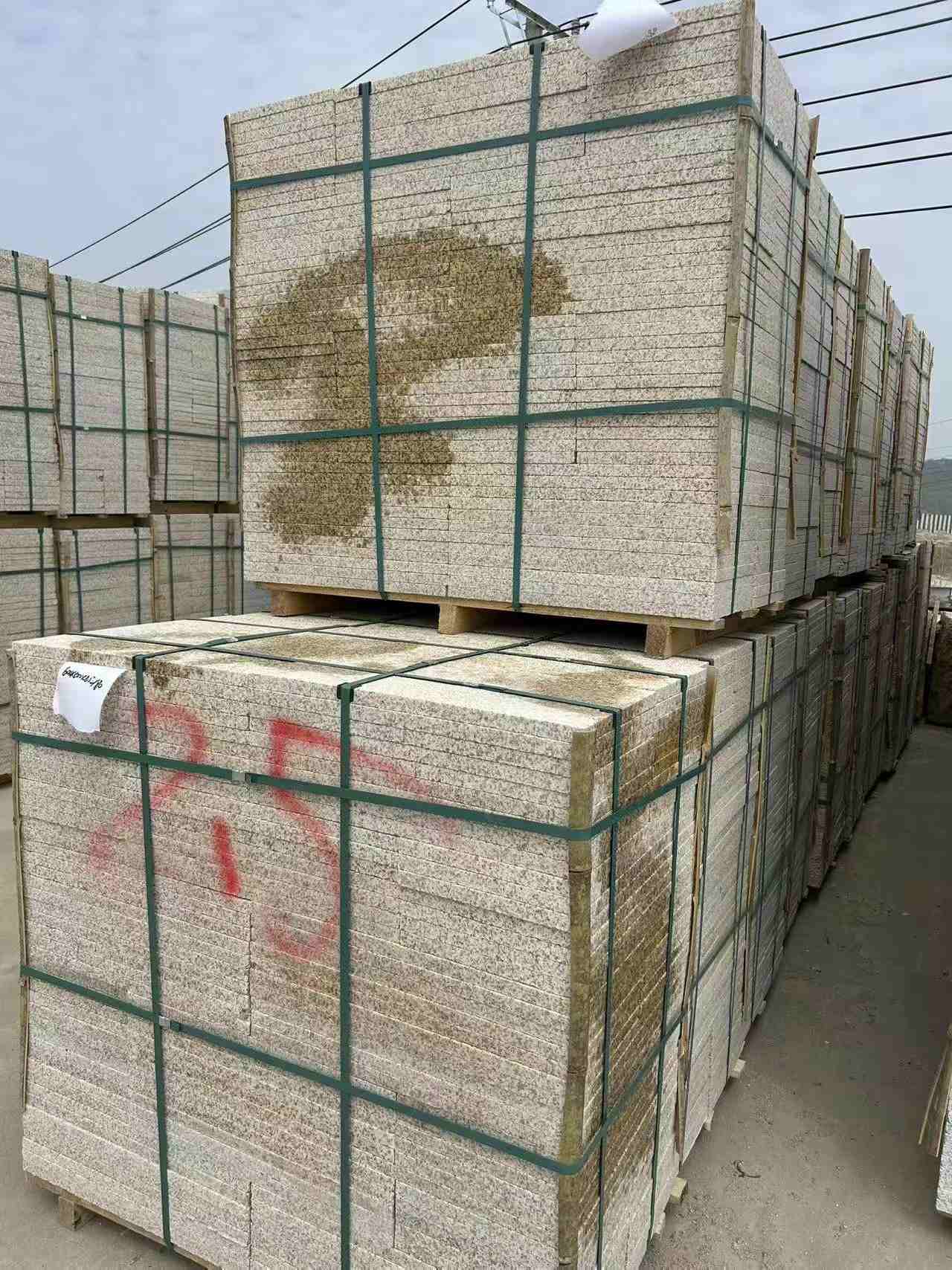 永州 黄金麻花岗岩石材荔枝面地铺石2.5*300*600