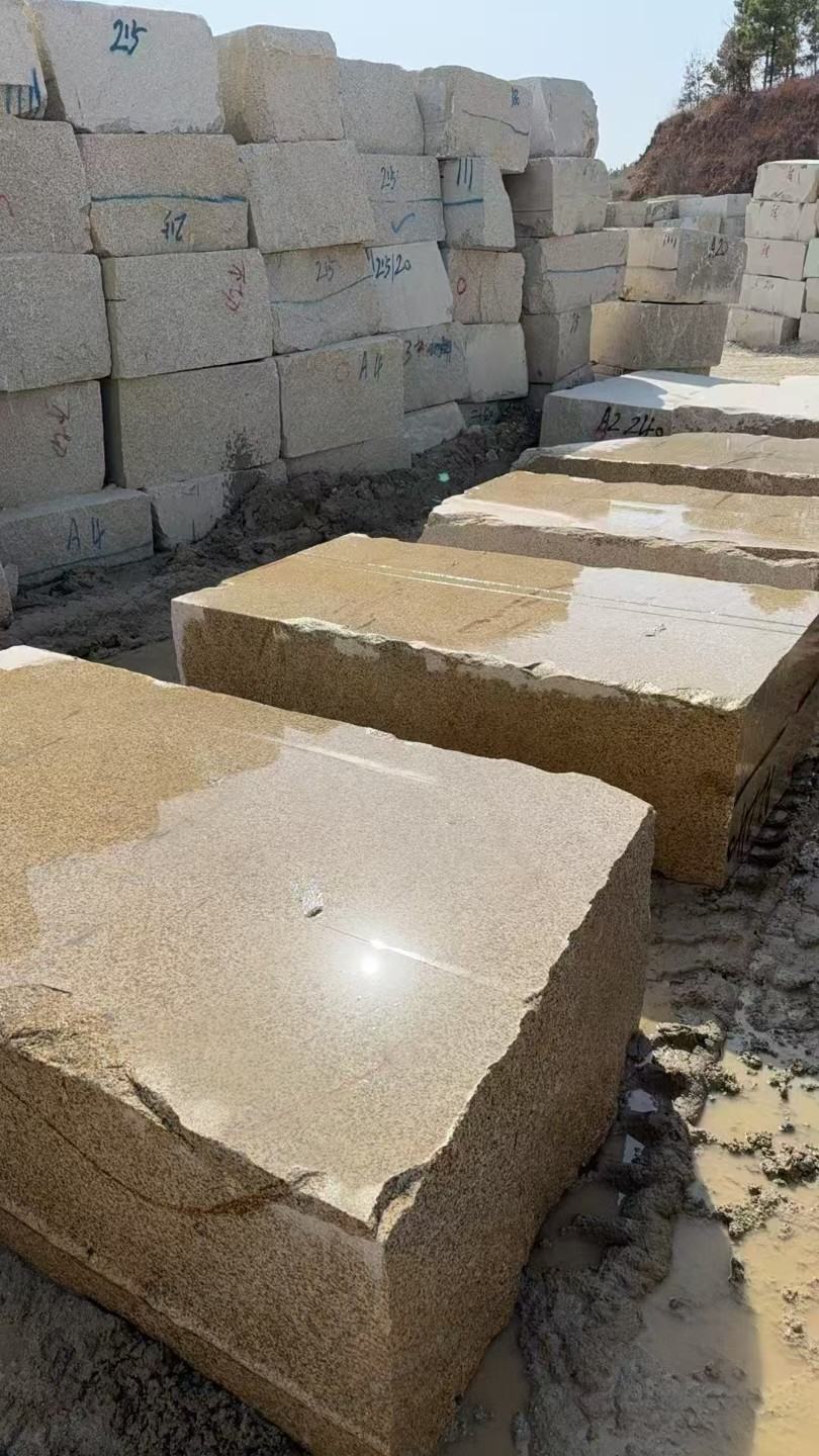 永州 黄金麻方料堆场洗料分选中，原材料充足