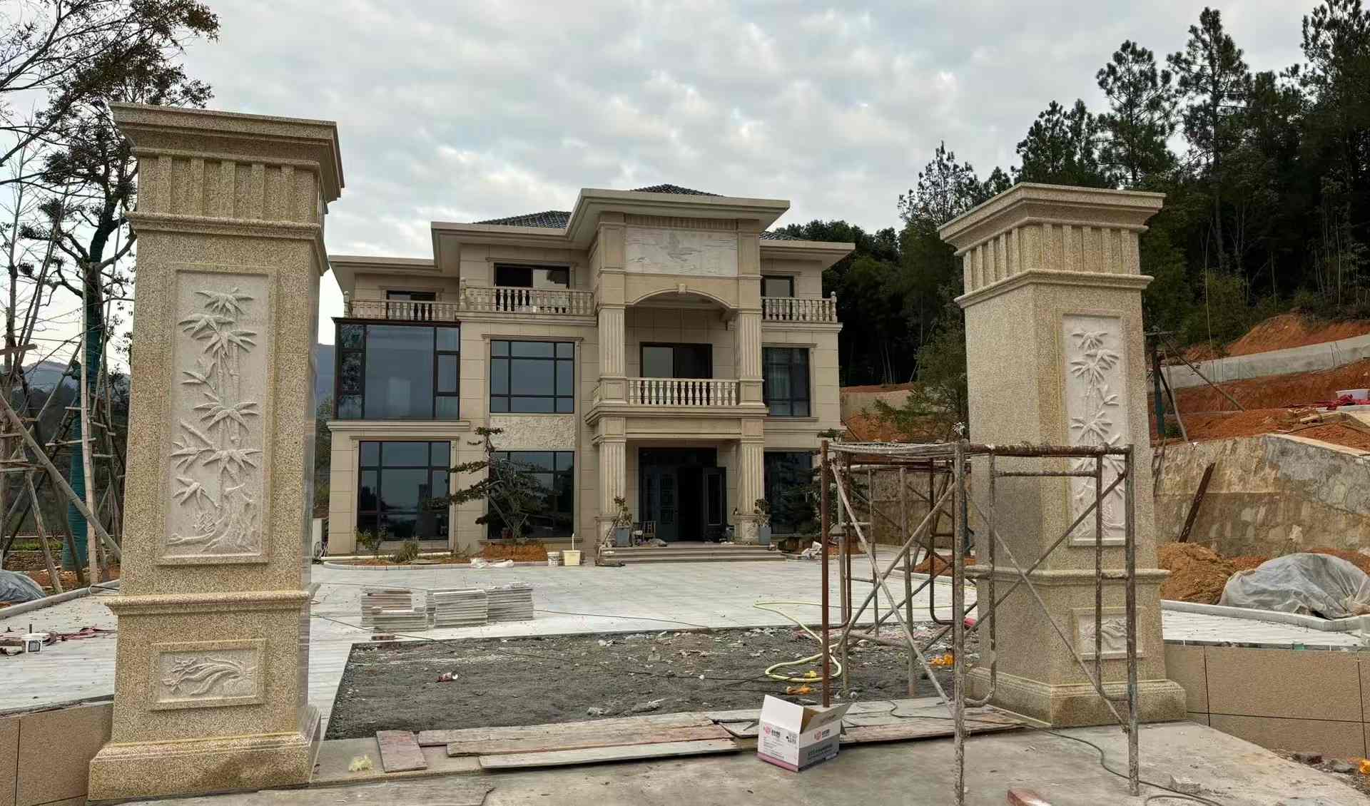 永州 黄金麻花岗岩别墅雕花外墙干挂配上门口雕花罗马柱