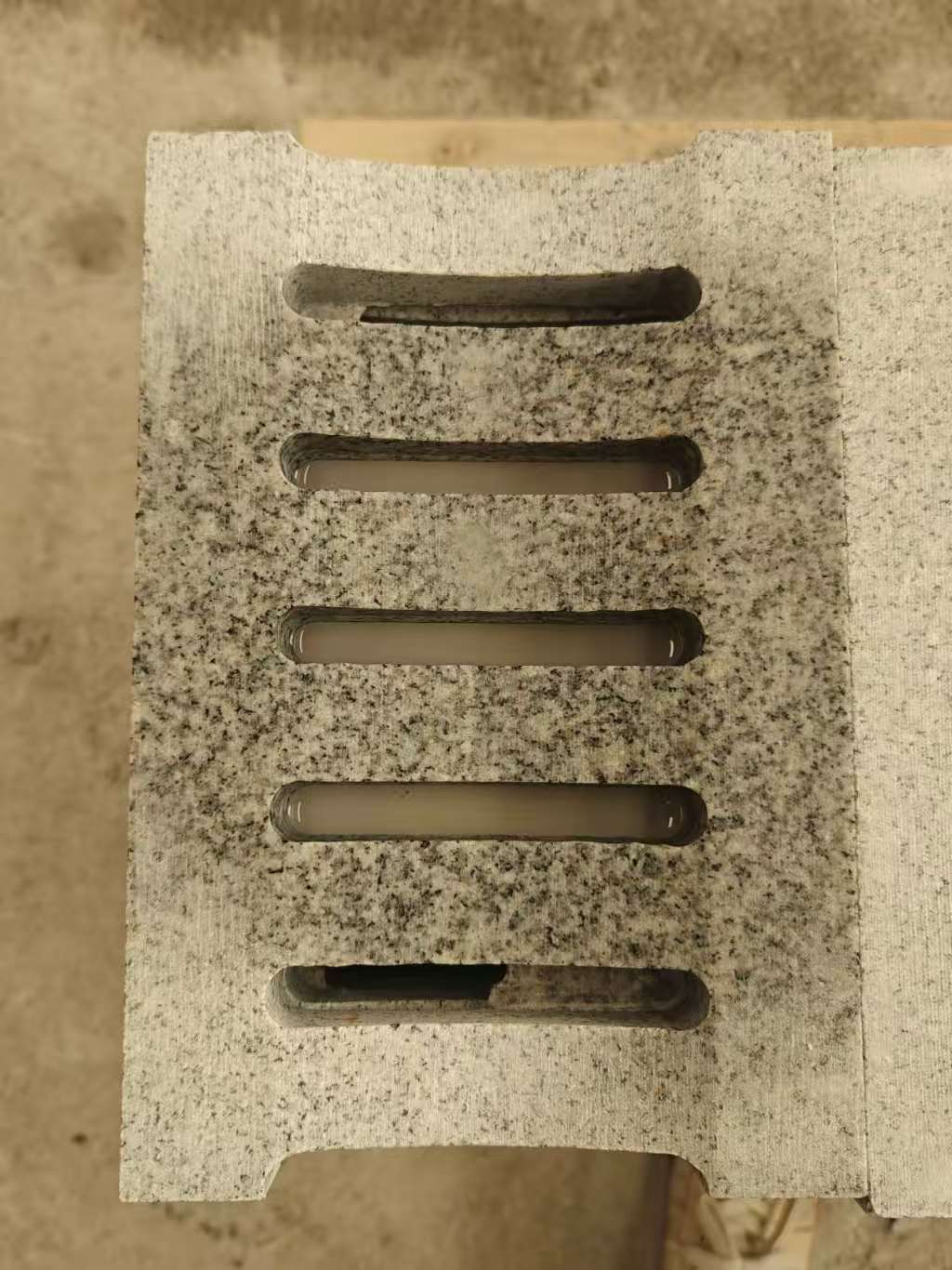 永州 芝麻白拉丝面花岗岩U型开槽排水槽