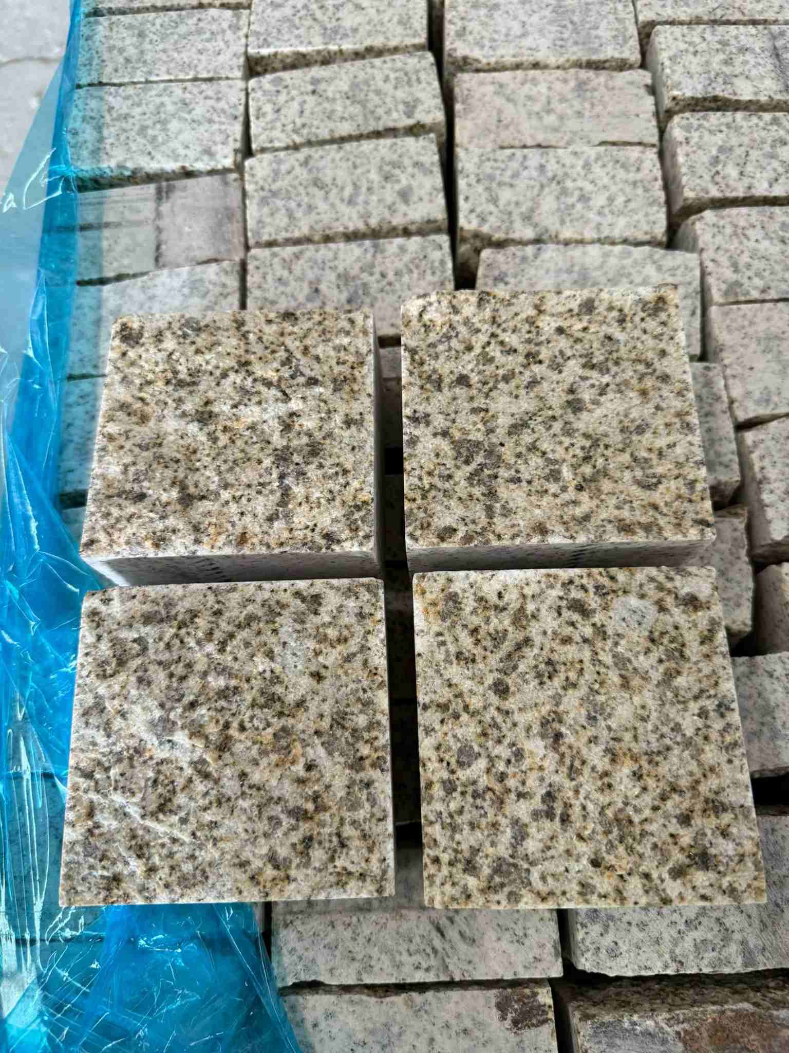 永州 黄金麻花岗岩自然面小方块，弹石，马蹄石等