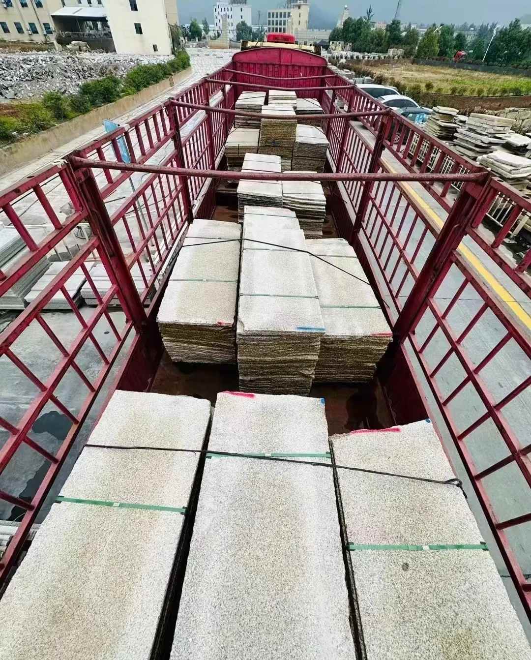 永州 黄金麻花岗岩荔枝面，光面毛板装车完成