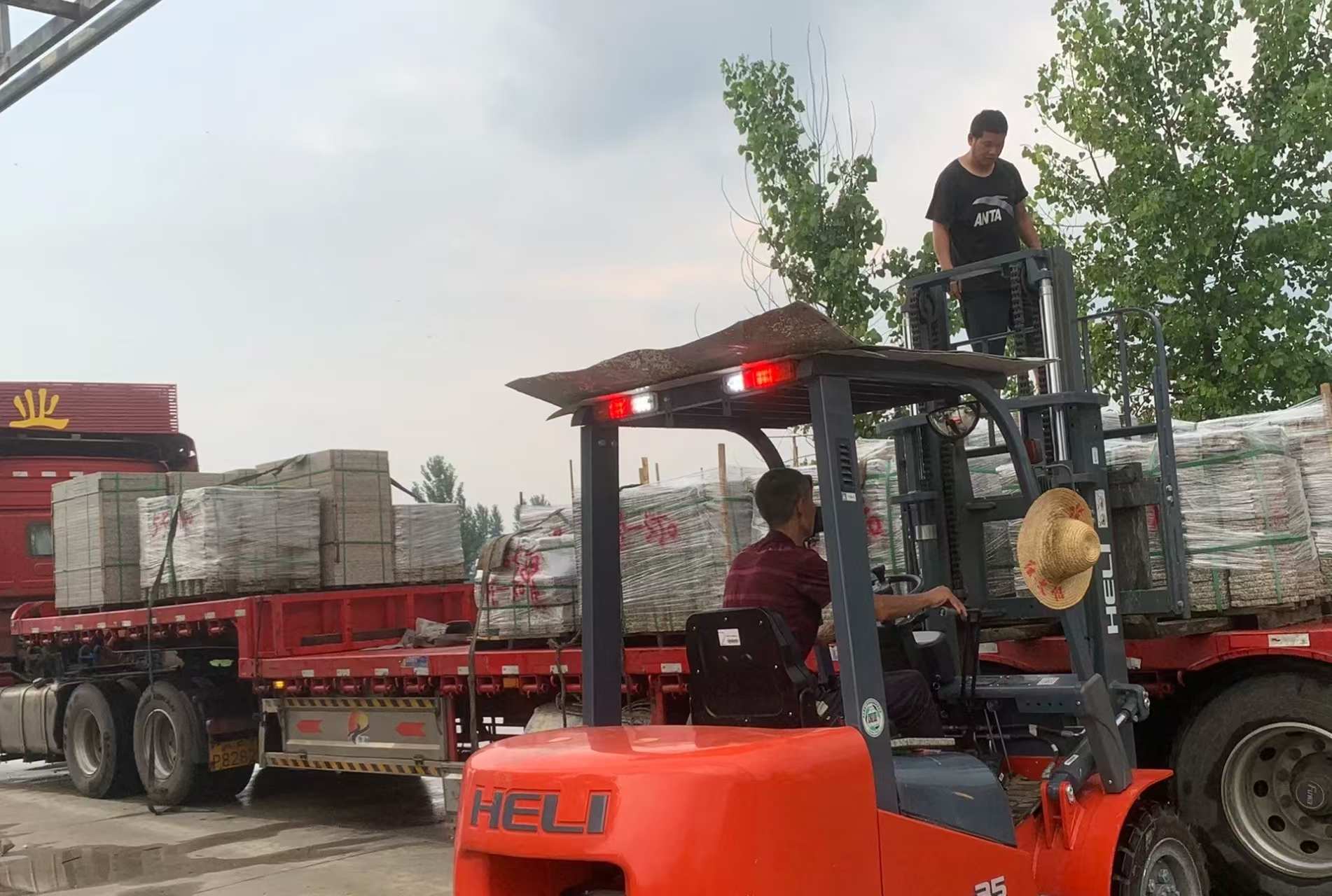 永州 黄金麻冰裂纹，地铺石装车