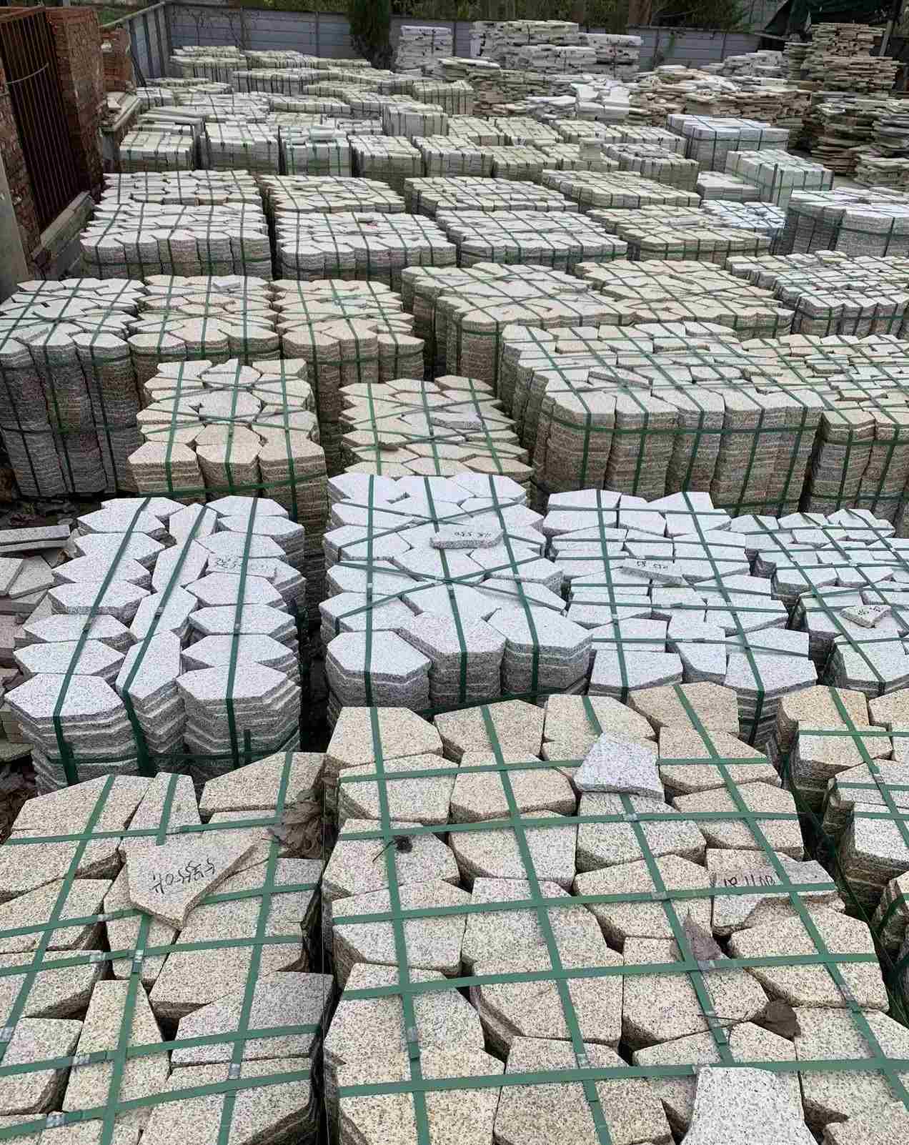 永州 黄金麻白麻花岗岩荔枝面地铺石(冰裂纹)